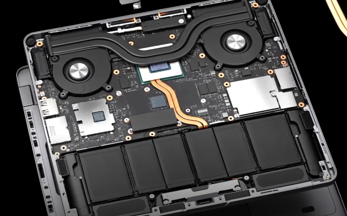 IA nas empresas: O laptop abre, se desmonta e fecha de novo